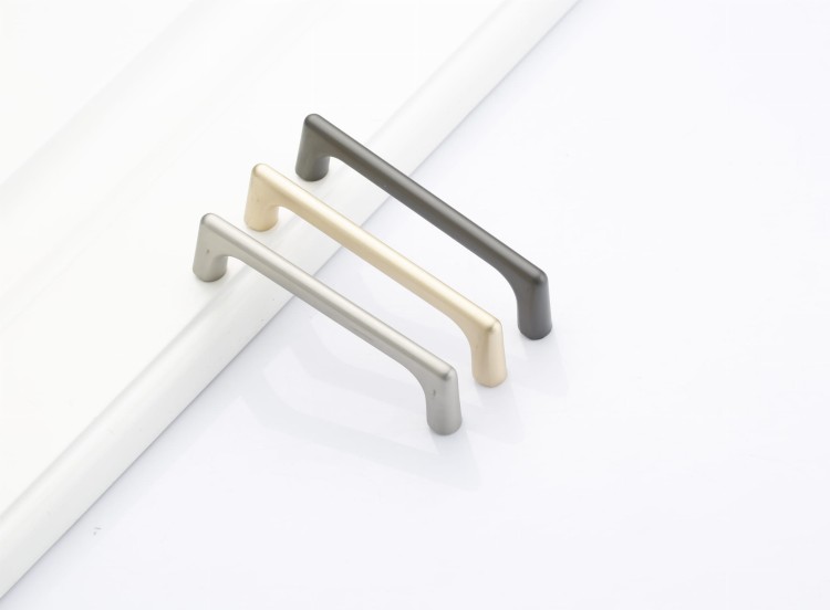 Möbelgriff Loma – schlichter Griff und runder Knopf in gebürstetem Nickel, Perlgrau und gebürstetem Gold für Schränke und Schubladen, erhältlich im Shop egriffe.de.