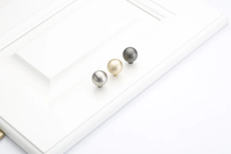 Geradliniger, länglicher Möbelgriff Loma, montiert an einer eleganten weißen Schubladenfront.