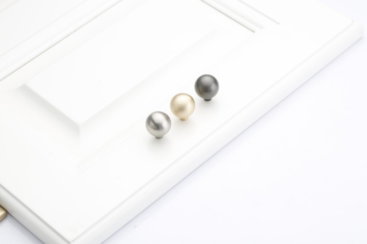 Möbelgriff Loma – schlichter Griff und runder Knopf in gebürstetem Nickel, Perlgrau und gebürstetem Gold für Schränke und Schubladen, erhältlich im Shop egriffe.at