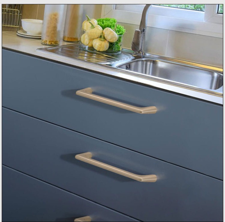 Möbelgriff Loma – schlichter Griff und runder Knopf in gebürstetem Nickel, Perlgrau und gebürstetem Gold für Schränke und Schubladen, erhältlich im Shop egriffe.de.