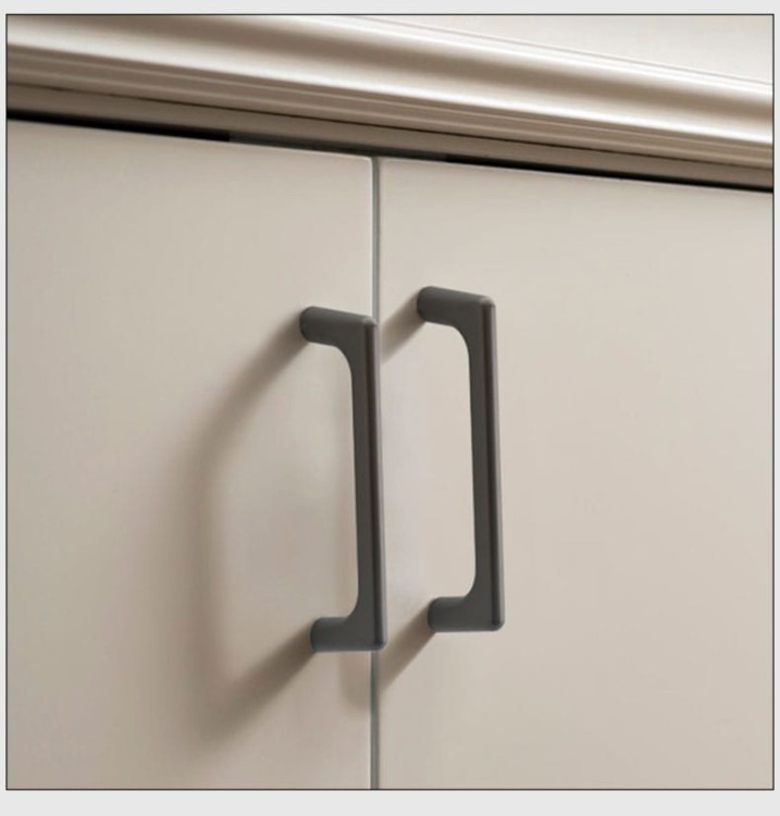 Möbelgriff Loma – schlichter Griff und runder Knopf in gebürstetem Nickel, Perlgrau und gebürstetem Gold für Schränke und Schubladen, erhältlich im Shop egriffe.de.