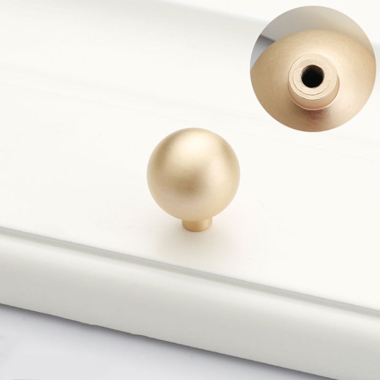 Möbelgriff Loma – schlichter Griff und runder Knopf in gebürstetem Gold. Möbelknopf für Schränke und Schubladen, erhältlich im Shop egriffe.de.