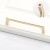 Möbelgriff Loma – schlichter Griff und runder Knopf in gebürstetem Gold, Größe 128 mm, für Schränke und Schubladen, erhältlich im Shop egriffe.de.