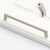 Möbelgriff Loma – schlichter Griff und runder Knopf in gebürstetem Nickel, Größe 160 mm, für Schränke und Schubladen, erhältlich im Shop egriffe.de.