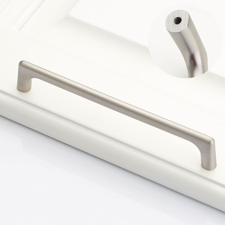 Möbelgriff Loma – schlichter Griff und runder Knopf in gebürstetem Nickel, Größe 160 mm, für Schränke und Schubladen, erhältlich im Shop egriffe.de.
