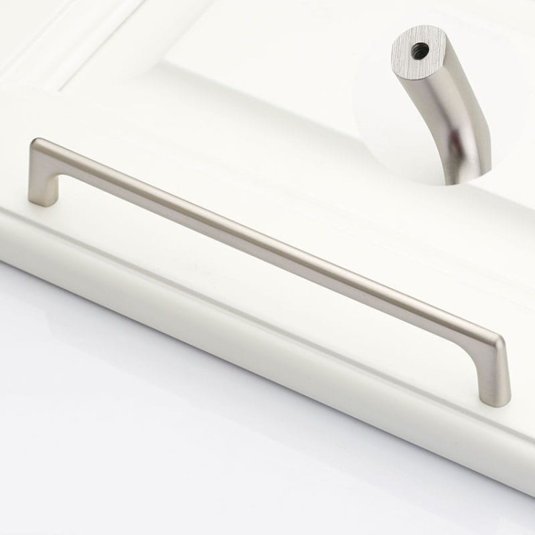 Möbelgriff Loma – schlichter Griff und runder Knopf in gebürstetem Nickel, Größe 192 mm, für Schränke und Schubladen, erhältlich im Shop egriffe.de.