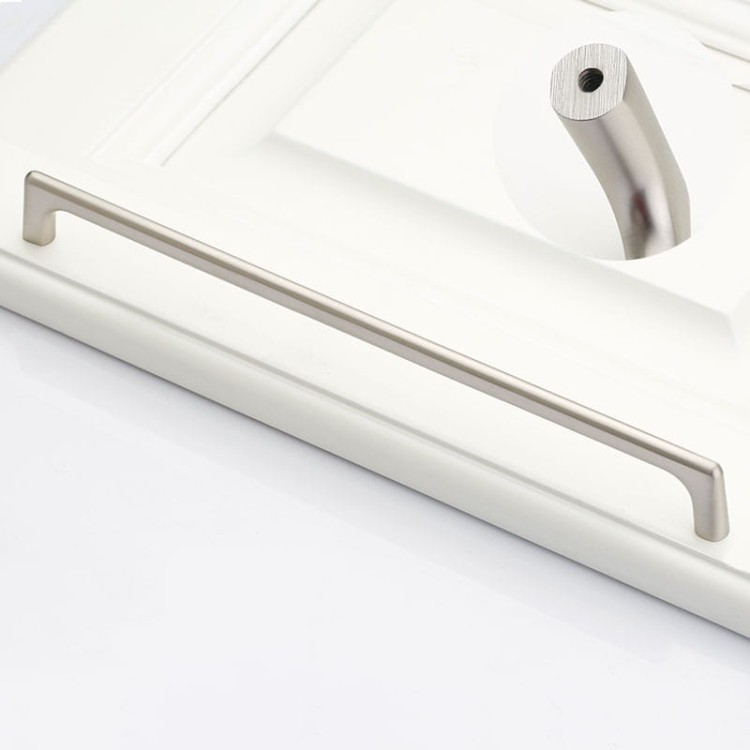 Möbelgriff Loma – schlichter Griff und runder Knopf in gebürstetem Nickel, Größe 320 mm, für Schränke und Schubladen, erhältlich im Shop egriffe.de.