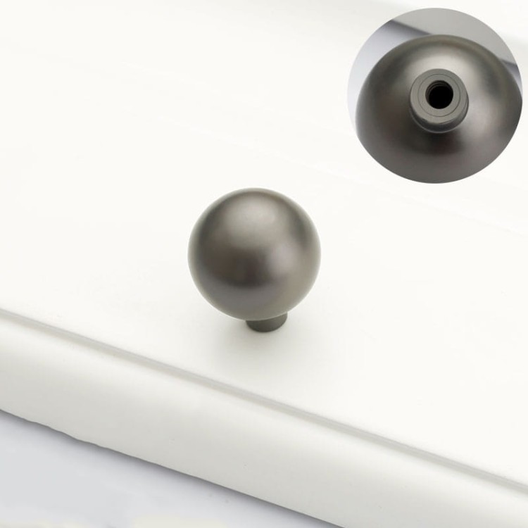 Möbelgriff Loma – schlichter Griff und runder Knopf in Perlgrau. Möbelknopf für Schränke und Schubladen, erhältlich im Shop egriffe.de.