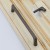 Möbelgriff Loma – schlichter Griff und runder Knopf in Perlgrau, Größe 160 mm, für Schränke und Schubladen, erhältlich im Shop egriffe.de.