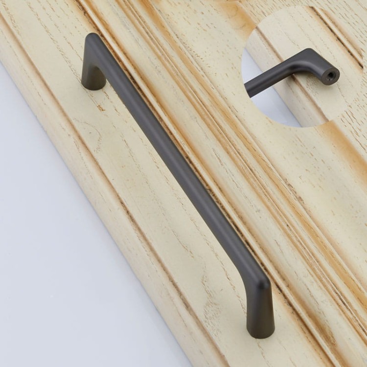 Möbelgriff Loma – schlichter Griff und runder Knopf in Perlgrau, Größe 160 mm, für Schränke und Schubladen, erhältlich im Shop egriffe.de.
