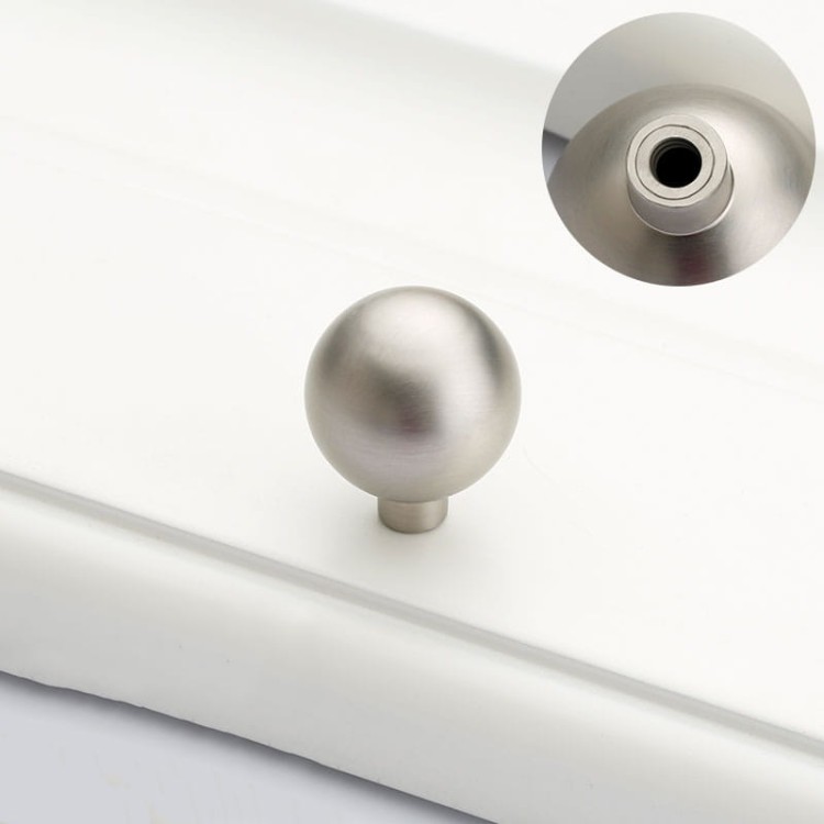 Möbelgriff Loma – schlichter Griff und runder Knopf in gebürstetem Nickel. Möbelknopf für Schränke und Schubladen, erhältlich im Shop egriffe.de.