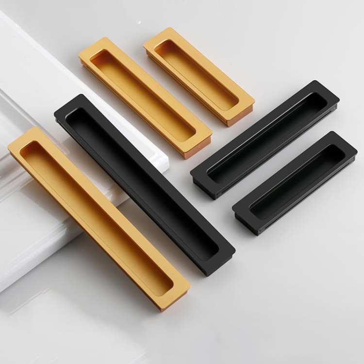 Möbelgriff Olivos – länglicher eingelassener Griff für Schränke und Schubladen in Gold und Schwarz, erhältlich im Shop egriffe.de.