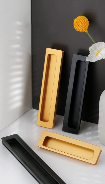 Möbelgriff Olivos – länglicher eingelassener Griff für Schränke und Schubladen in Gold und Schwarz, erhältlich im Shop egriffe.de.