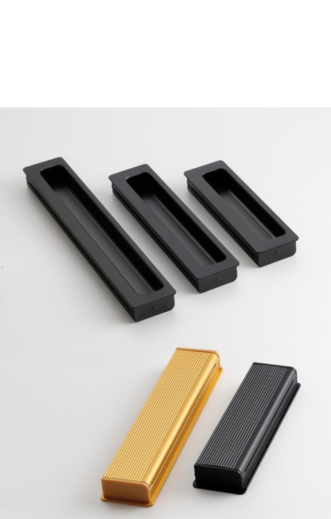 Möbelgriff Olivos – länglicher eingelassener Griff für Schränke und Schubladen in Gold und Schwarz, erhältlich im Shop egriffe.de.