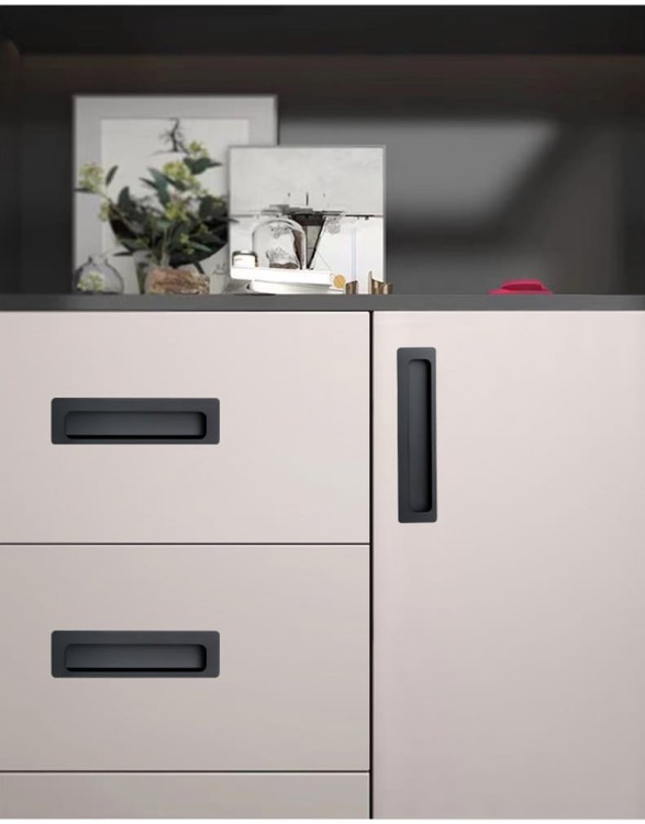 Möbelgriff Olivos – länglicher eingelassener Griff für Schränke und Schubladen in Gold und Schwarz, erhältlich im Shop egriffe.de.