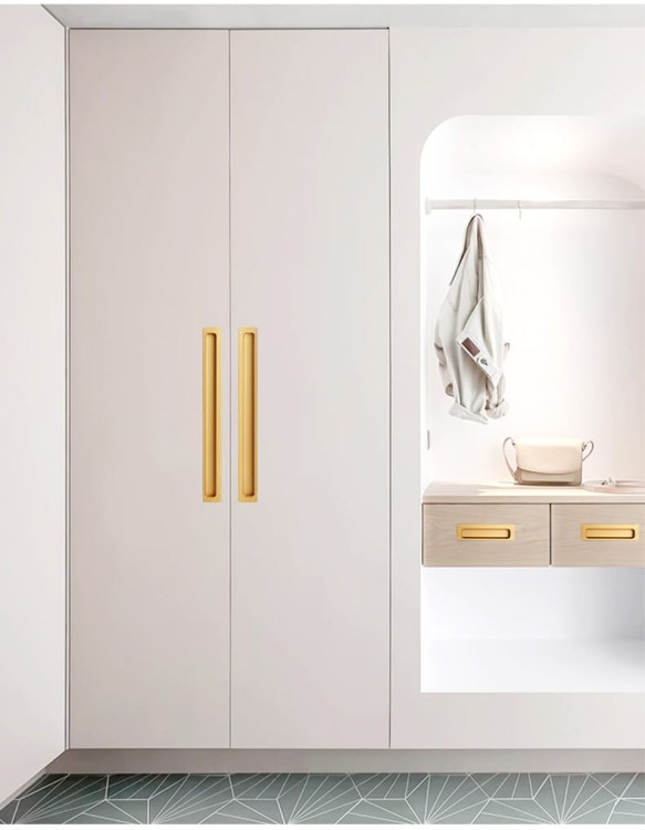 Möbelgriff Olivos – länglicher eingelassener Griff für Schränke und Schubladen in Gold und Schwarz, erhältlich im Shop egriffe.de.