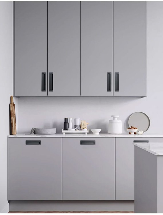 Möbelgriff Olivos – länglicher eingelassener Griff für Schränke und Schubladen in Gold und Schwarz, erhältlich im Shop egriffe.de.