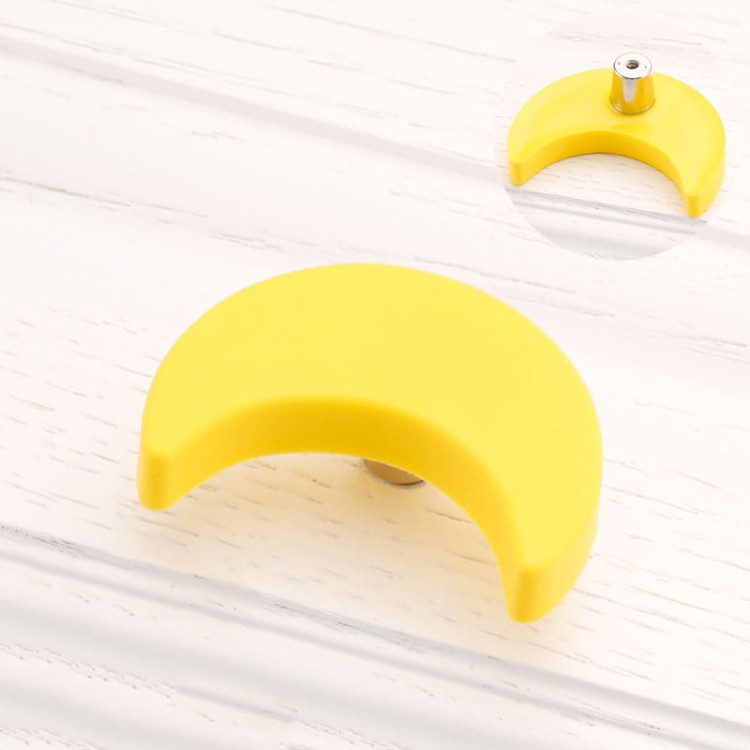 Kinder-Möbelgriff Luna – gelber und blauer Möbelknopf in Mondform für Schränke und Kommoden im Kinderzimmer, erhältlich im Shop egriffe.at
