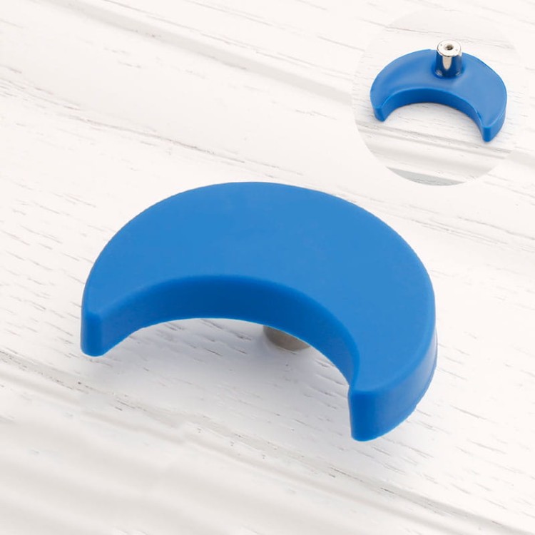 Kinder-Möbelgriff Luna – gelber und blauer Möbelknopf in Mondform für Schränke und Kommoden im Kinderzimmer, erhältlich im Shop egriffe.de.
