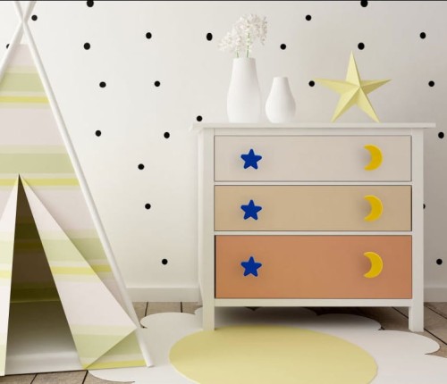 Kinder-Möbelgriff Luna – gelber und blauer Möbelknopf in Mondform für Schränke und Kommoden im Kinderzimmer, erhältlich im Shop egriffe.de.