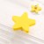 Kinder-Möbelgriff Star – gelber und blauer sternförmiger Möbelknopf für Schränke und Kommoden im Kinderzimmer, erhältlich im Shop egriffe.de.