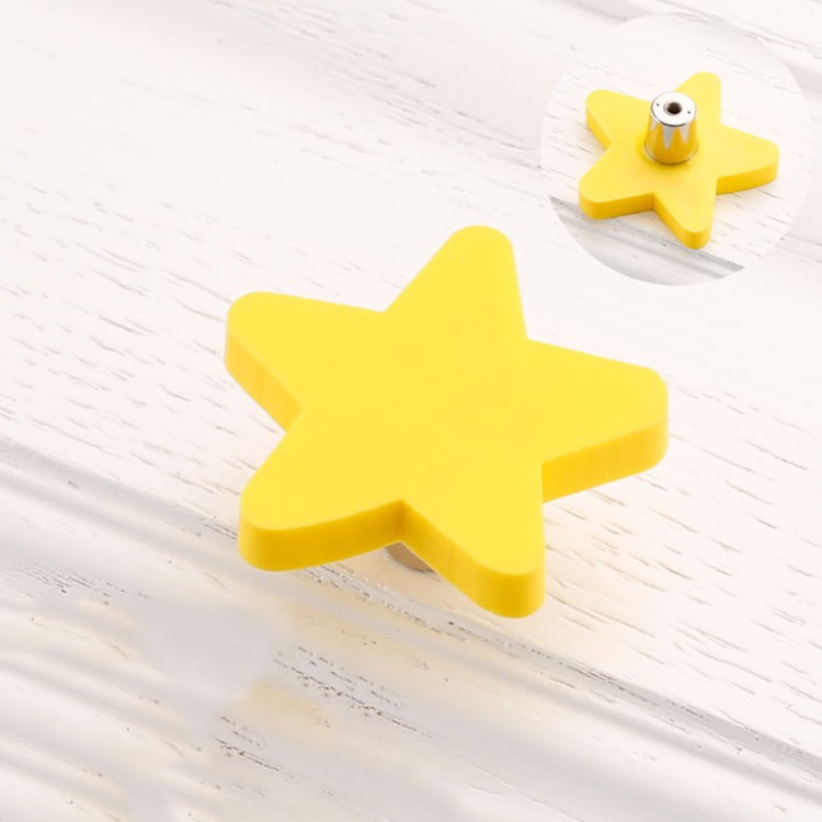 Kinder-Möbelgriff Star – gelber und blauer sternförmiger Möbelknopf für Schränke und Kommoden im Kinderzimmer, erhältlich im Shop egriffe.de.