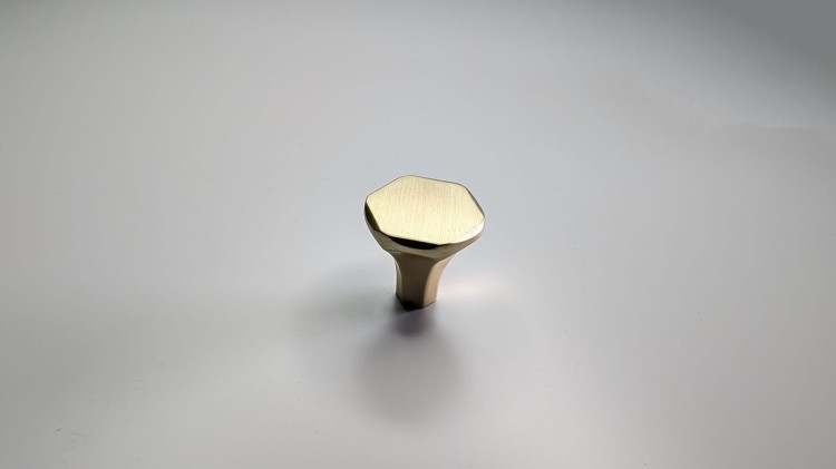 Möbelgriff Grillo – eleganter länglicher Griff und sechseckiger Knopf für Schränke und Schubladen in gebürstetem Gold, Schwarz, gebürstetem Nickel und Perlgrau – egriffe.de.