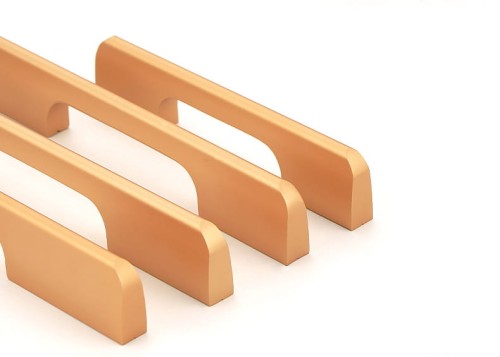 Möbelgriff Garcia – länglicher Griff für Schränke und Schubladen in Champagnergold und Schwarz, erhältlich im Shop egriffe.de.