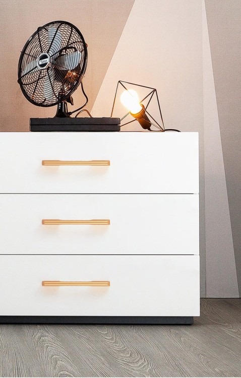 Möbelgriff Garcia – länglicher Griff für Schränke und Schubladen in Champagnergold und Schwarz, erhältlich im Shop egriffe.at