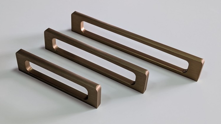 Möbelgriff Barra – moderner durchbrochener Griff in gebürstetem Kaffeegold, Grau und Schwarz. Größen 96, 128 und 160 mm, für Küchen- und Badmöbel, Schränke und Kommoden – egriffe.de