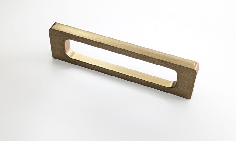 Möbelgriff Barra – moderner durchbrochener Griff in gebürstetem Kaffeegold, Grau und Schwarz. Größen 96, 128 und 160 mm, für Küchen- und Badmöbel, Schränke und Kommoden – egriffe.at