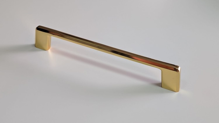 Möbelgriff Batuco – klassischer, schlichter und ergonomischer Griff in Perlgrau, Schwarz, gebürstetem Nickel, Gold und gebürstetem Gold. Größen 128–256 mm, ideal für moderne und klassische Möbel