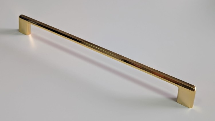 Möbelgriff Batuco – klassischer, schlichter und ergonomischer Griff in Perlgrau, Schwarz, gebürstetem Nickel, Gold und gebürstetem Gold. Größen 128–256 mm, ideal für moderne und klassische Möbel