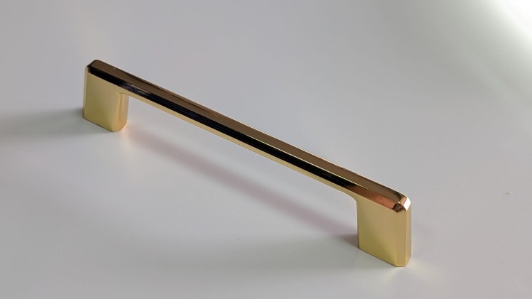 Möbelgriff Batuco – klassischer, schlichter und ergonomischer Griff in Perlgrau, Schwarz, gebürstetem Nickel, Gold und gebürstetem Gold. Größen 128–256 mm, ideal für moderne und klassische Möbel