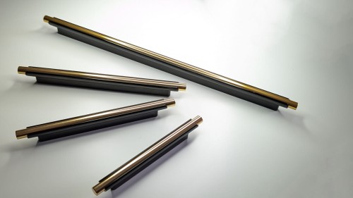 Möbelgriff Carao – schwarzer Griff mit dekorativem Goldelement im modernen, industriellen und eleganten Stil. Erhältlich in 64, 96, 128, 160, 320 und 448 mm. Ideal für Küchenfronten und Wohnzimmermöbel – egriffe.de