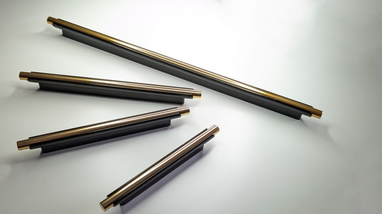 Möbelgriff Carao – schwarzer Griff mit dekorativem Goldelement im modernen, industriellen und eleganten Stil. Erhältlich in 64, 96, 128, 160, 320 und 448 mm. Ideal für Küchenfronten und Wohnzimmermöbel – egriffe.at