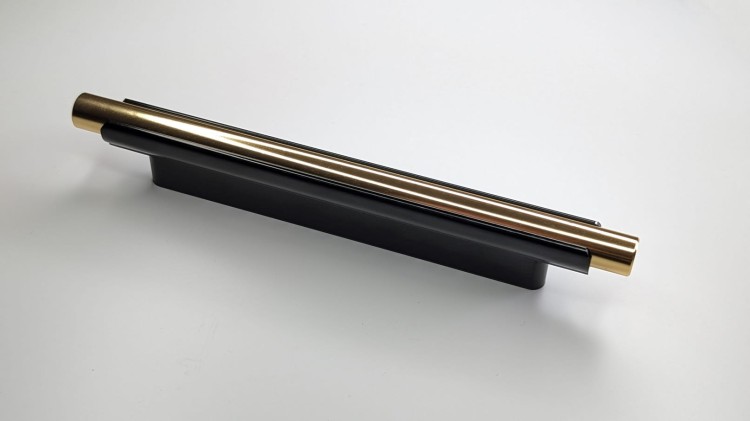 Möbelgriff Carao – schwarzer Griff mit dekorativem Goldelement im modernen, industriellen und eleganten Stil. Erhältlich in 64, 96, 128, 160, 320 und 448 mm. Ideal für Küchenfronten und Wohnzimmermöbel – egriffe.de