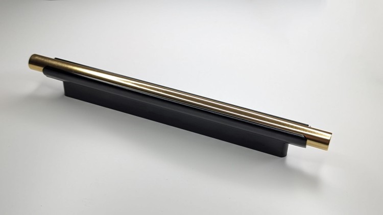 Möbelgriff Carao – schwarzer Griff mit dekorativem Goldelement im modernen, industriellen und eleganten Stil. Erhältlich in 64, 96, 128, 160, 320 und 448 mm. Ideal für Küchenfronten und Wohnzimmermöbel – egriffe.de
