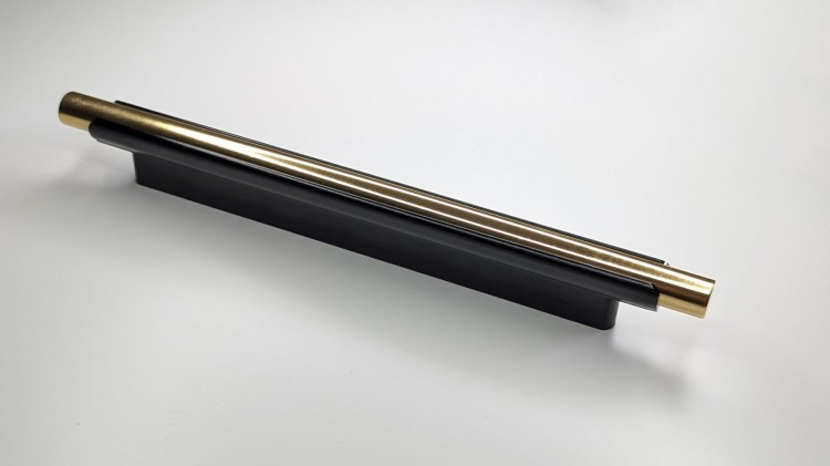 Möbelgriff Carao – schwarzer Griff mit dekorativem Goldelement im modernen, industriellen und eleganten Stil. Erhältlich in 64, 96, 128, 160, 320 und 448 mm. Ideal für Küchenfronten und Wohnzimmermöbel – egriffe.de