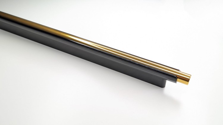 Möbelgriff Carao – schwarzer Griff mit dekorativem Goldelement im modernen, industriellen und eleganten Stil. Erhältlich in 64, 96, 128, 160, 320 und 448 mm. Ideal für Küchenfronten und Wohnzimmermöbel – egriffe.de