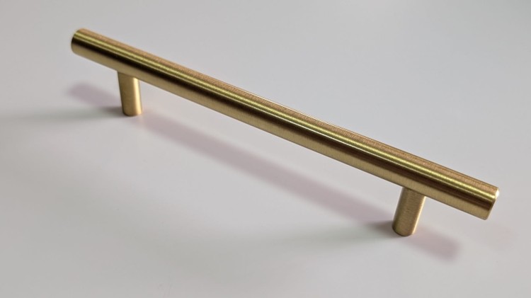 Möbelgriff Poza – T-Bar-Griff in Schwarz oder Gold, im industriellen und modernen Stil. Ideal für Küchenmöbel, Schubladen und Kommoden, erhältlich als T-Bar sowie in 96, 128 und 160 mm – egriffe.at