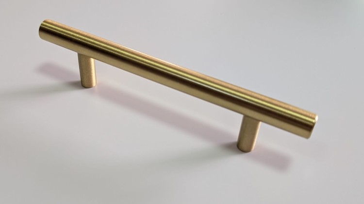 Möbelgriff Poza – T-Bar-Griff in Schwarz oder Gold, im industriellen und modernen Stil. Ideal für Küchenmöbel, Schubladen und Kommoden, erhältlich als T-Bar sowie in 96, 128 und 160 mm – egriffe.de