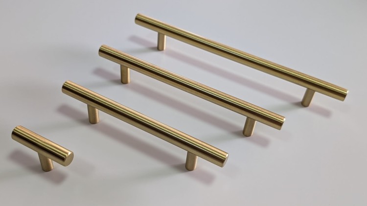 Möbelgriff Poza – T-Bar-Griff in Schwarz oder Gold, im industriellen und modernen Stil. Ideal für Küchenmöbel, Schubladen und Kommoden, erhältlich als T-Bar sowie in 96, 128 und 160 mm – egriffe.at
