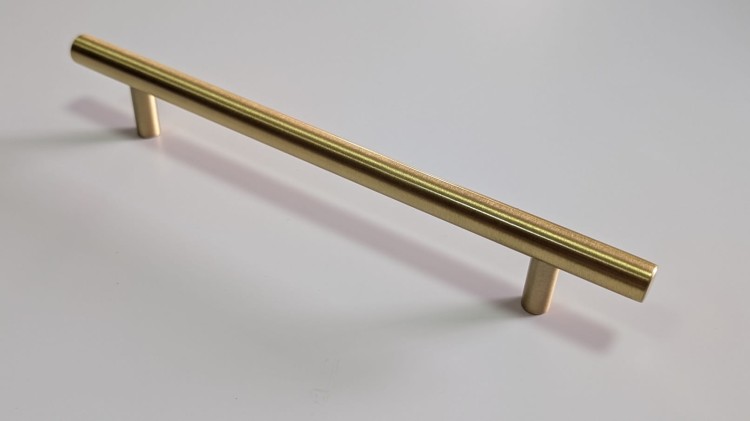 Möbelgriff Poza – T-Bar-Griff in Schwarz oder Gold, im industriellen und modernen Stil. Ideal für Küchenmöbel, Schubladen und Kommoden, erhältlich als T-Bar sowie in 96, 128 und 160 mm – egriffe.de
