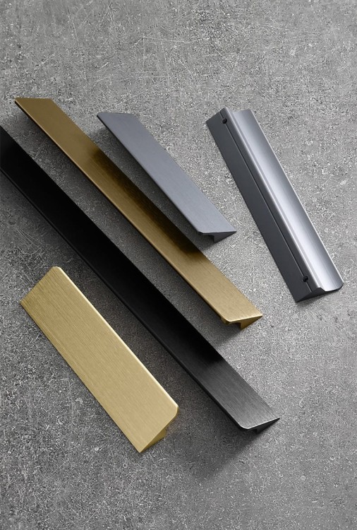 Möbelgriff Fargo – Kantengriff in gebürstetem Gold, gebürstetem Schwarz und gebürstetem Grau. Größen 96, 128, 192, 320 und 800 mm, im Loft-, Modern-, Skandi- und Industrial-Stil – egriffe.de
