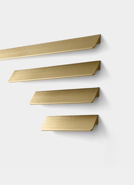 Möbelgriff Fargo – Kantengriff in gebürstetem Gold, gebürstetem Schwarz und gebürstetem Grau. Größen 96, 128, 192, 320 und 800 mm, im Loft-, Modern-, Skandi- und Industrial-Stil – egriffe.de