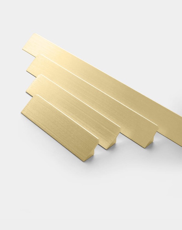 Möbelgriff Fargo – Kantengriff in gebürstetem Gold, gebürstetem Schwarz und gebürstetem Grau. Größen 96, 128, 192, 320 und 800 mm, im Loft-, Modern-, Skandi- und Industrial-Stil – egriffe.de