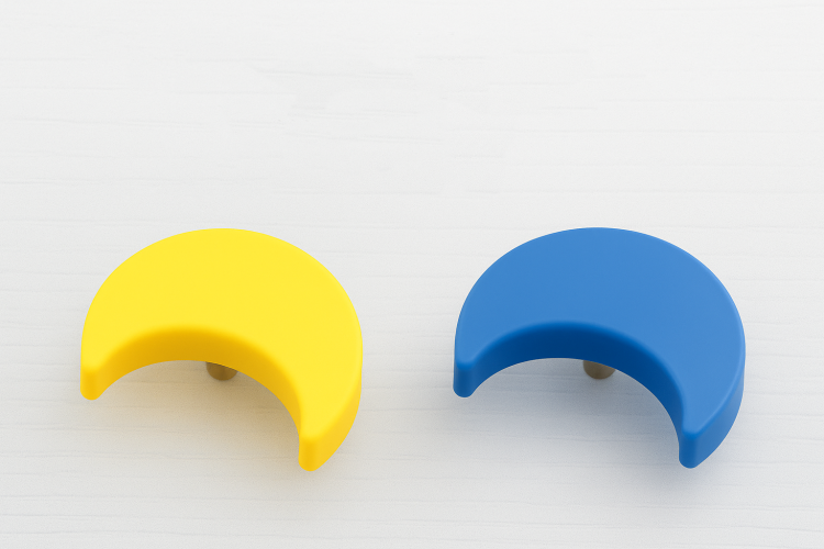 Kinder-Möbelgriff Luna – gelber und blauer Möbelknopf in Mondform für Schränke und Kommoden im Kinderzimmer, erhältlich im Shop egriffe.at