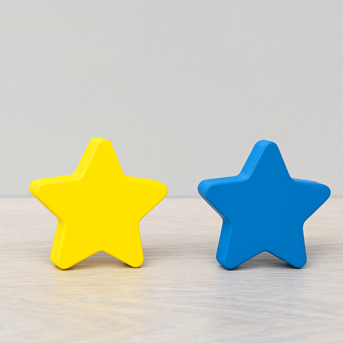 Kinder-Möbelgriff Star – gelber und blauer sternförmiger Möbelknopf für Schränke und Kommoden im Kinderzimmer, erhältlich im Shop egriffe.de.