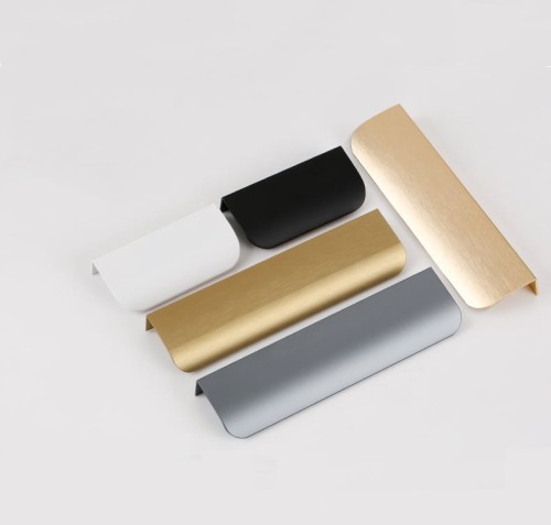 Möbelgriff Antonio – Kantengriff mit ergonomisch abgerundeter Front in gebürstetem Gold, Kaffeegold, Schwarz, Weiß und Grau. Ideal für moderne Küchen- und Wohnmöbel – egriffe.de